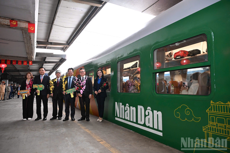 Báo Nhân Dân ra mắt Chuyến tàu hạnh phúc  Hành trình nhân văn chào Xuân mới