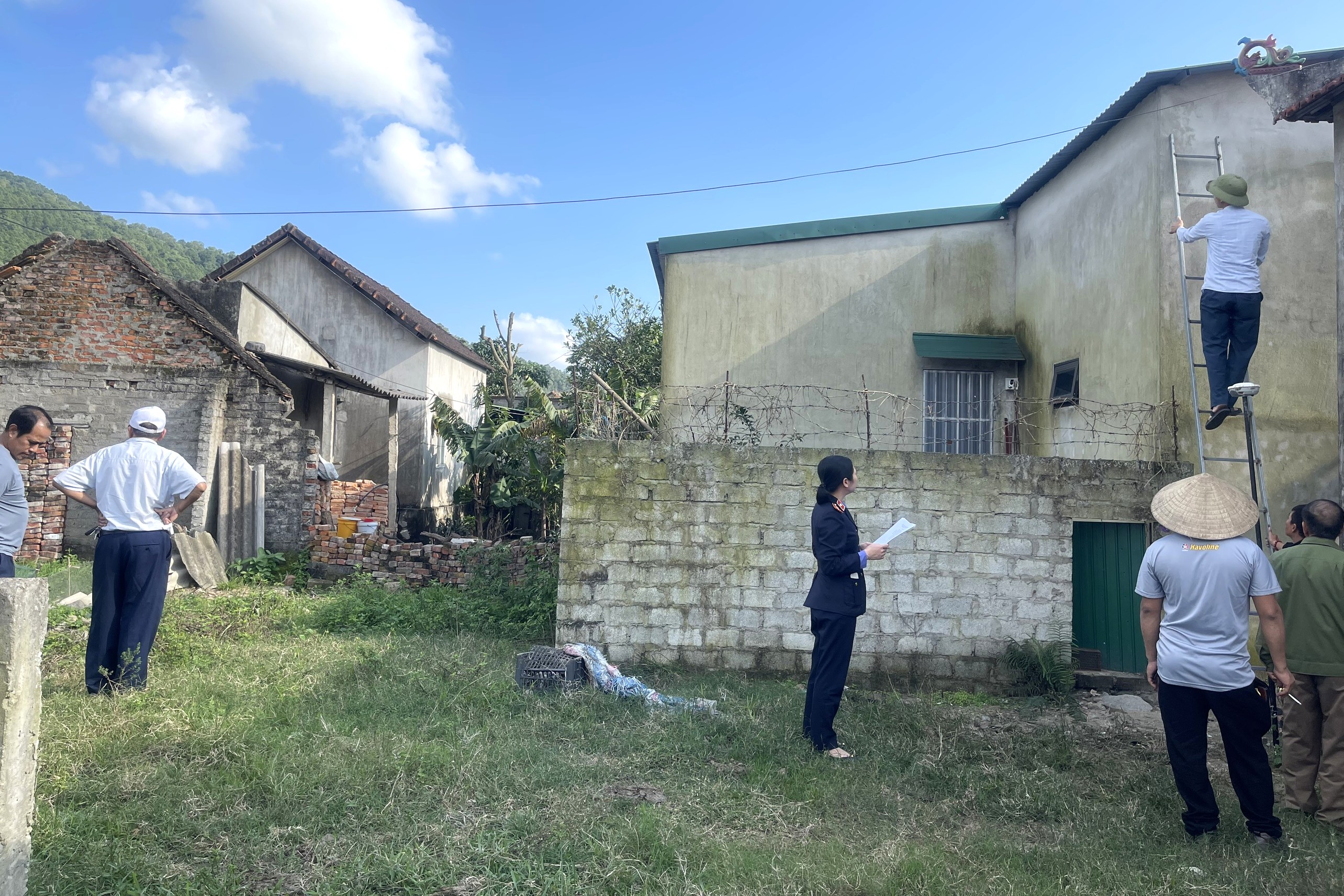 VKSND khu vực 3 – Hà Tĩnh tham gia xem xét, thẩm định tại chỗ tài sản tranh chấp trong các vụ án dân sự