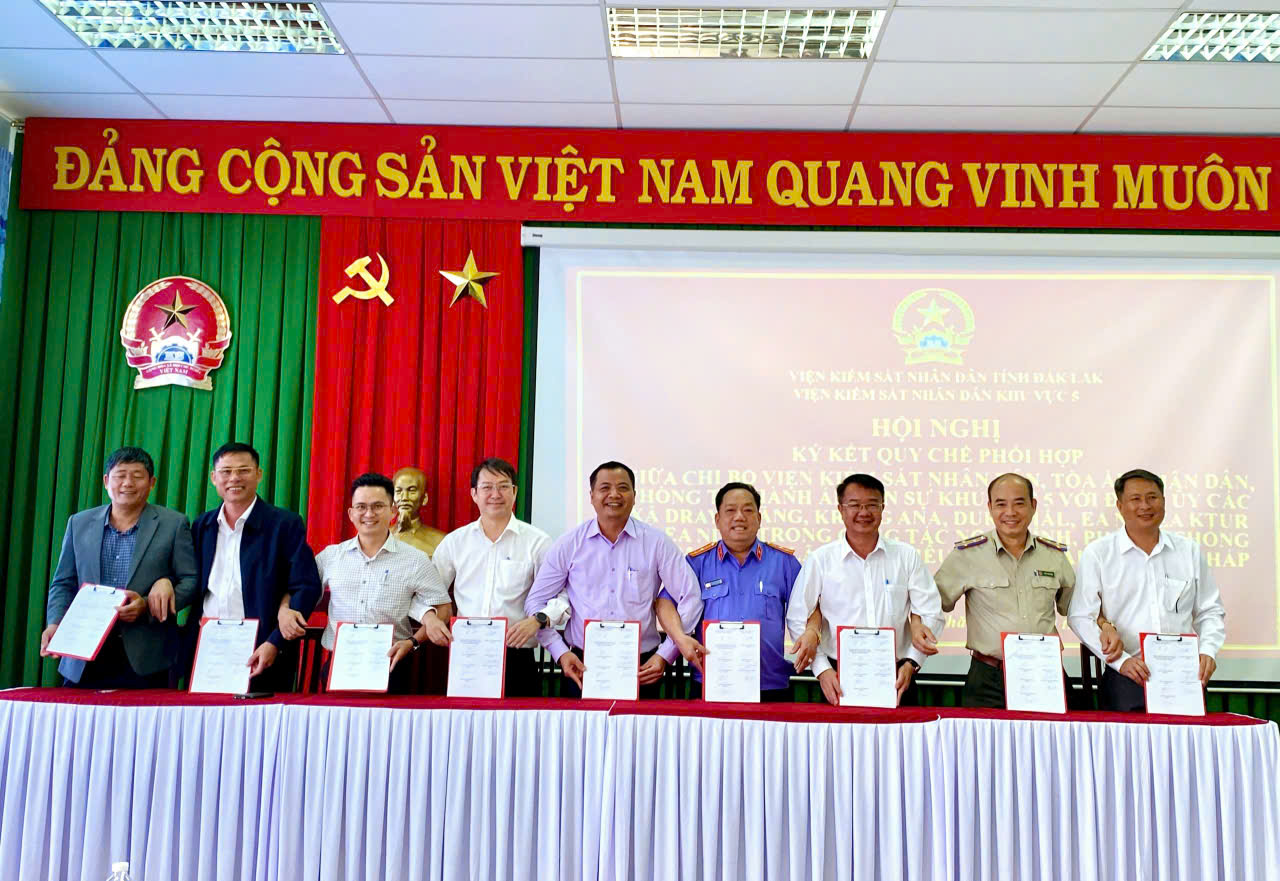 VKSND khu vực 5 – Đắk Lắk ký quy chế phối hợp với UBND các xã về thực hiện Nghị quyết số 205