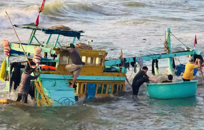 Thêm 1 tàu cá chìm ở cửa biển La Gi, 15 thuyền viên an toàn