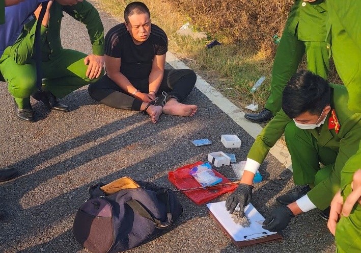 Khởi tố 13 bị can trong đường dây mua bán, tổ chức sử dụng ma túy