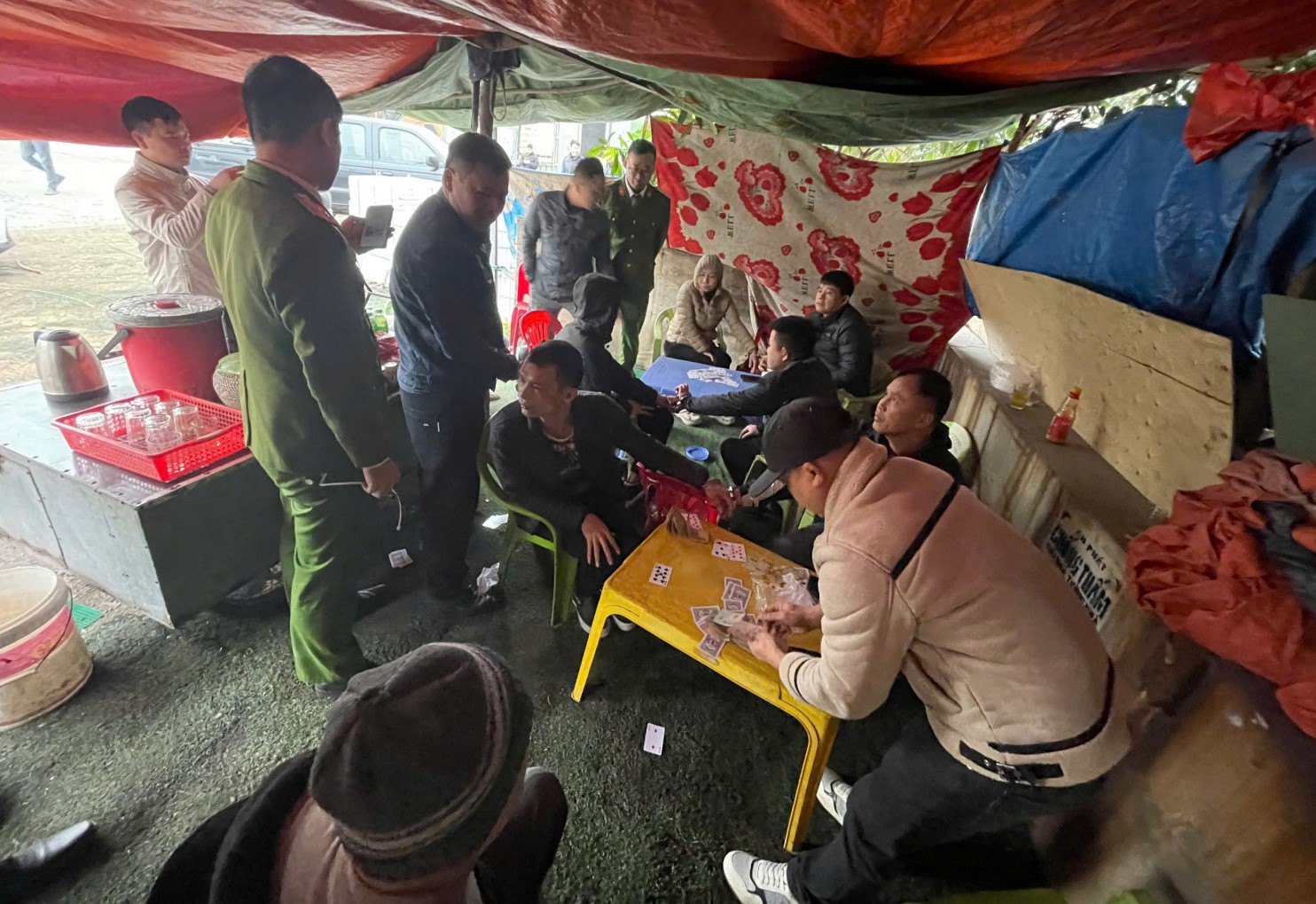 Bắt quả tang nhóm đánh “phỏm” ăn tiền tại quán nước, tạm giữ hình sự 6 đối tượng