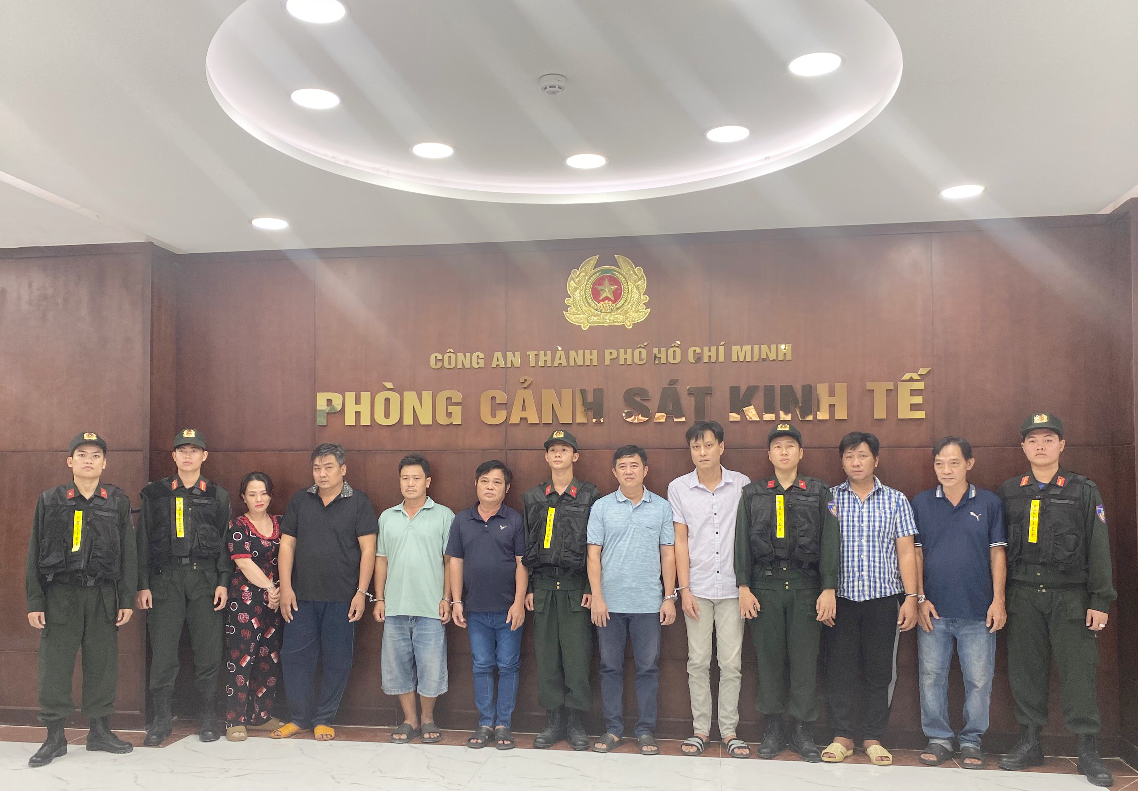 Triệt phá đường dây sản xuất, buôn bán xăng giả, bắt nhiều đối tượng