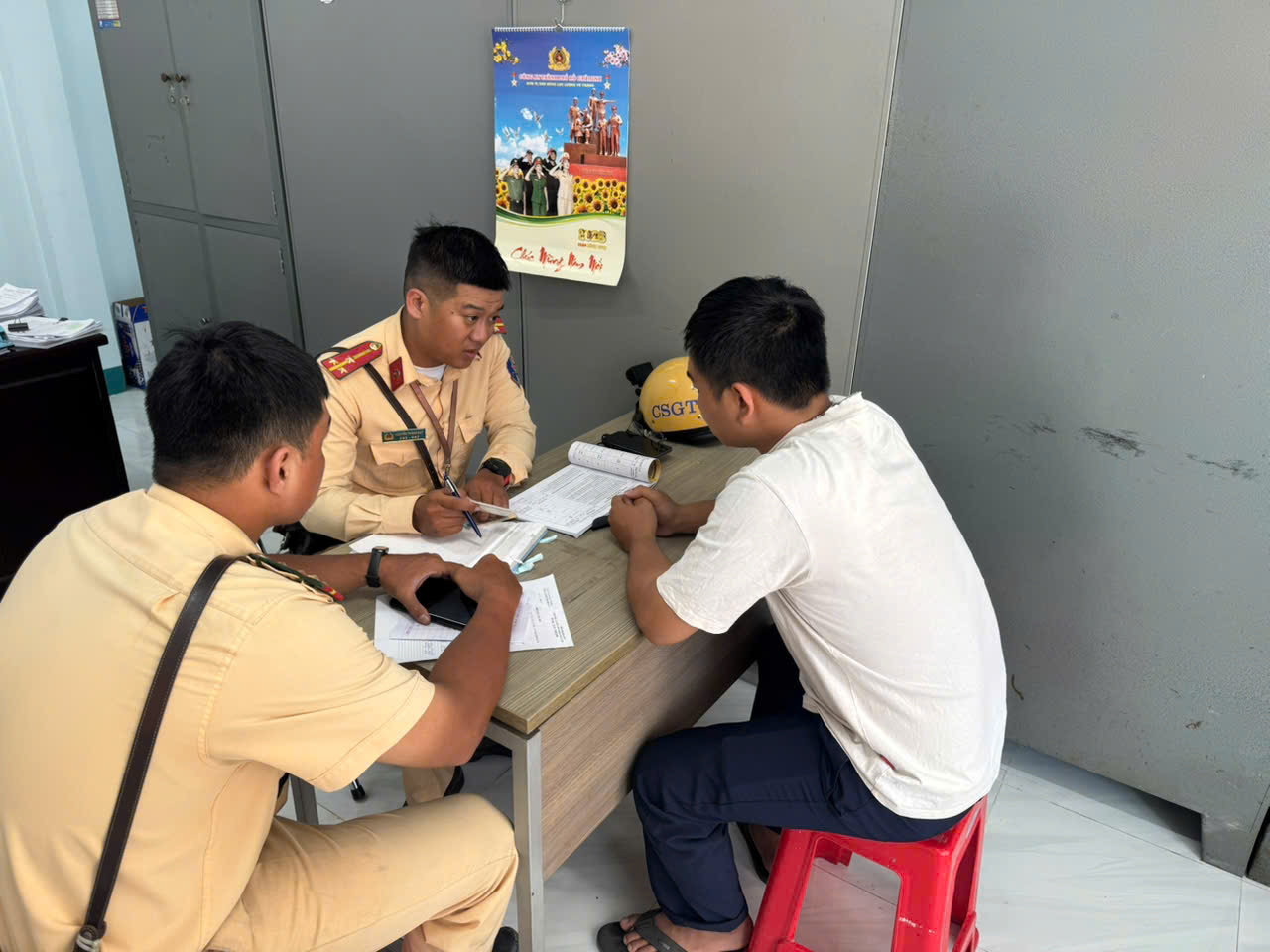 Tài xế xe thu gom rác xả nước thải ra đường bị xử phạt