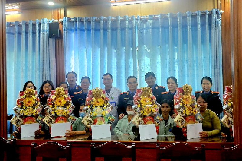 Hành trình về nguồn và trao quà Tết cho bệnh nhân nghèo