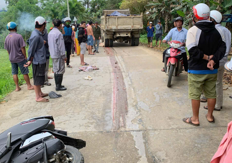 Xe tải hết kiểm định, chở quá tải, va chạm với xe máy khiến một cháu bé tử vong