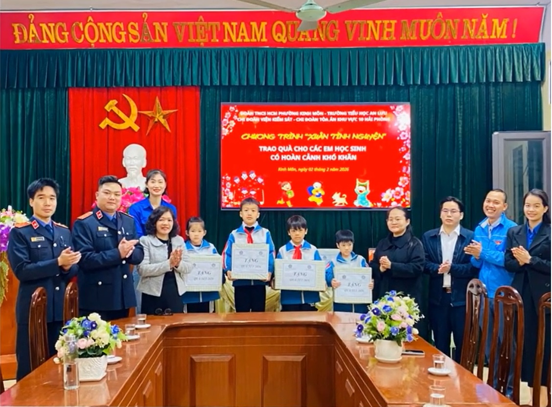 Tuổi trẻ VKSND – TAND khu vực 10, TP Hải Phòng phối hợp trao quà Tết cho học sinh khó khăn