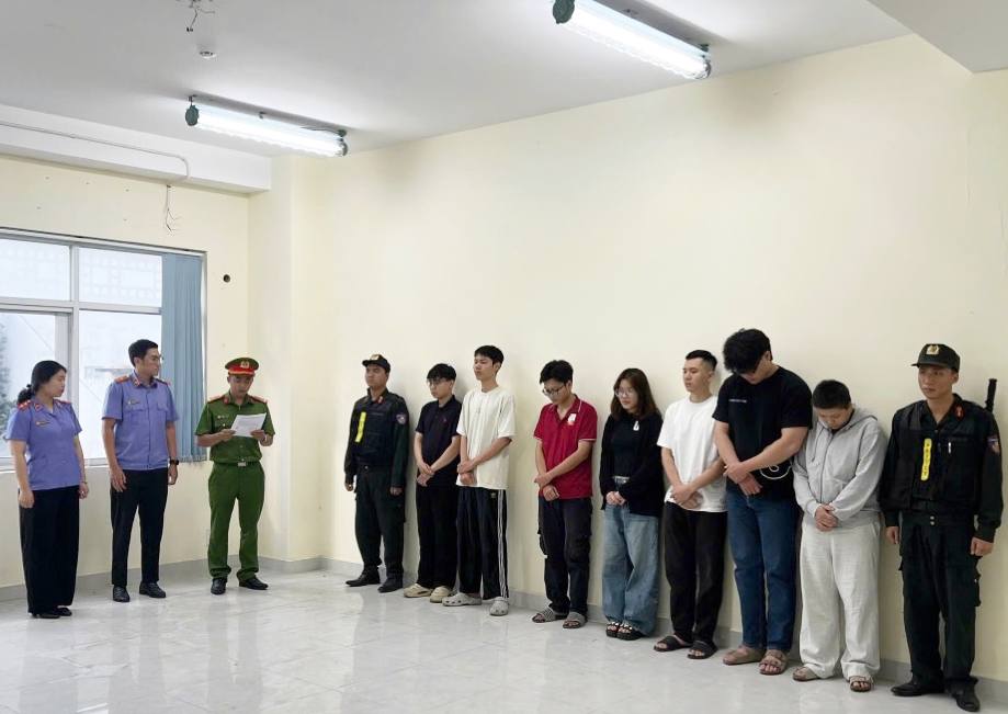 Triệt phá đường dây buôn bán thuốc lá điện tử quy mô lớn, doanh thu hàng tỉ đồng