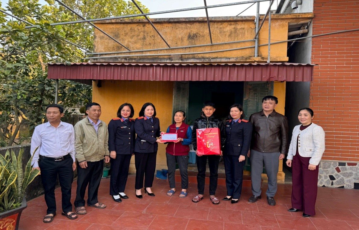 Nữ công VKSND tỉnh Hưng Yên trao quà đỡ đầu cho trẻ em mồ côi có hoàn cảnh khó khăn