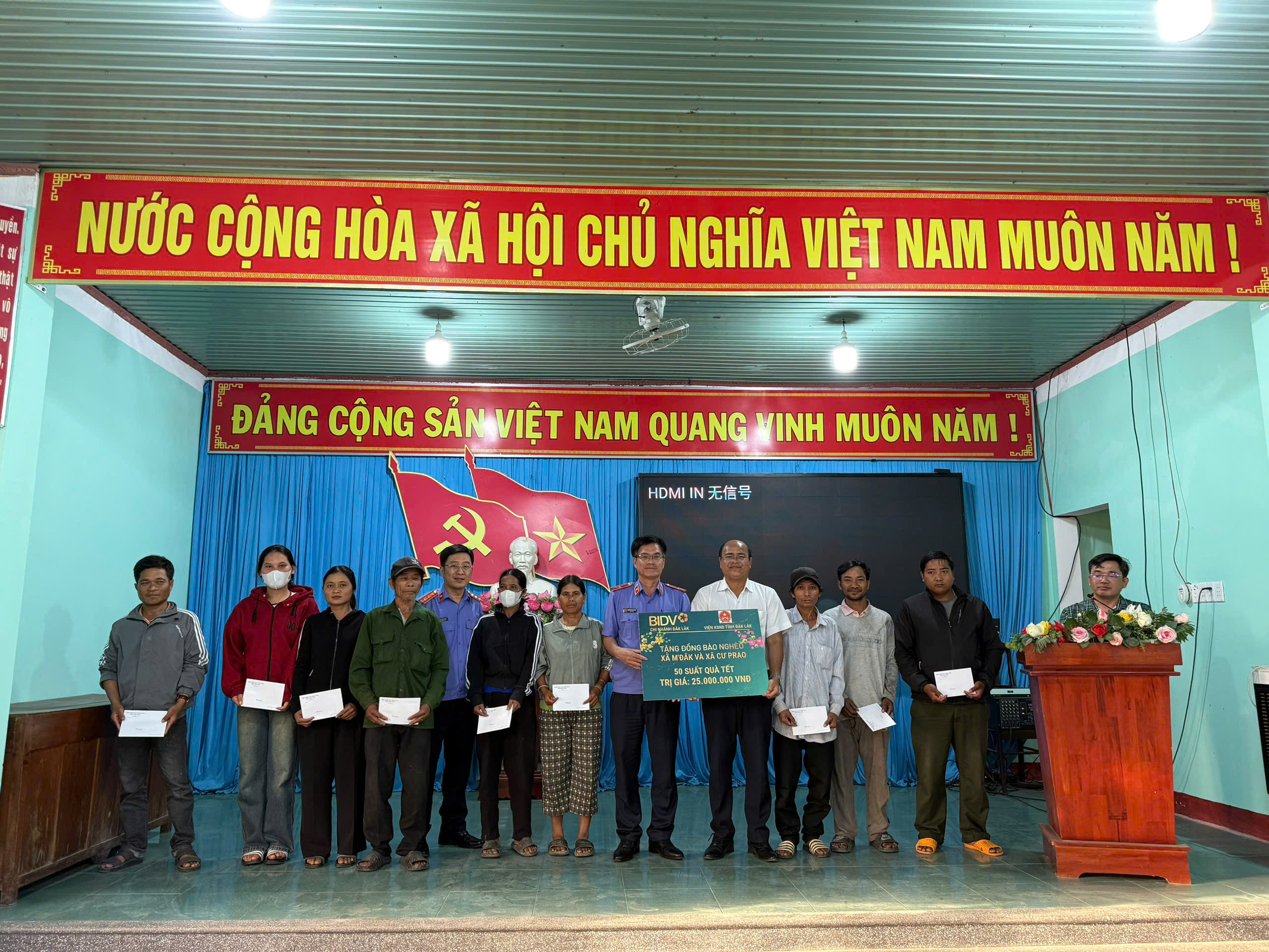 VKSND tỉnh Đắk Lắk thăm, tặng quà Tết cho hộ nghèo của 3 xã