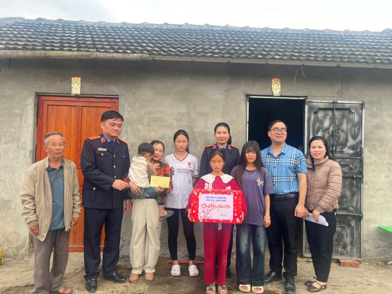 VKSND khu vực 6 – Quảng Ninh thăm hỏi, tặng quà Tết cho hộ khó khăn và trẻ em được đỡ đầu