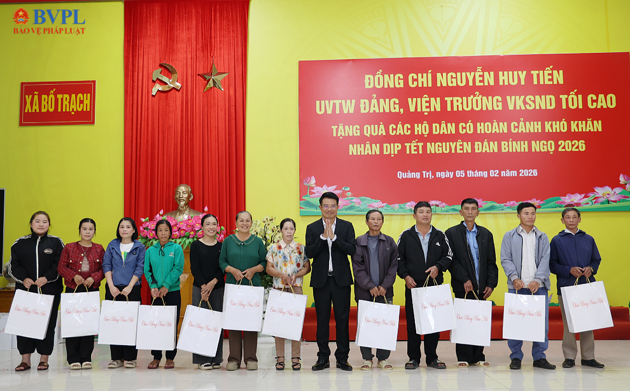 Viện trưởng VKSND tối cao thăm, tặng quà gia đình chính sách, hoàn cảnh khó khăn dịp Tết Nguyên đán Bính Ngọ tại tỉnh Quảng Trị