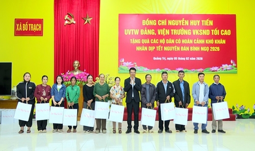 Viện trưởng Nguyễn Huy Tiến thăm, tặng quà gia đình chính sách, hoàn cảnh khó khăn dịp Tết Nguyên đán Bính Ngọ tại tỉnh Quảng Trị