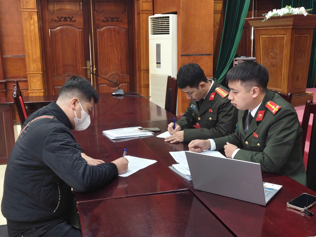 Phát hiện, xử lý hành vi dán quảng cáo cờ bạc trá hình trên ô tô kinh doanh dịch vụ