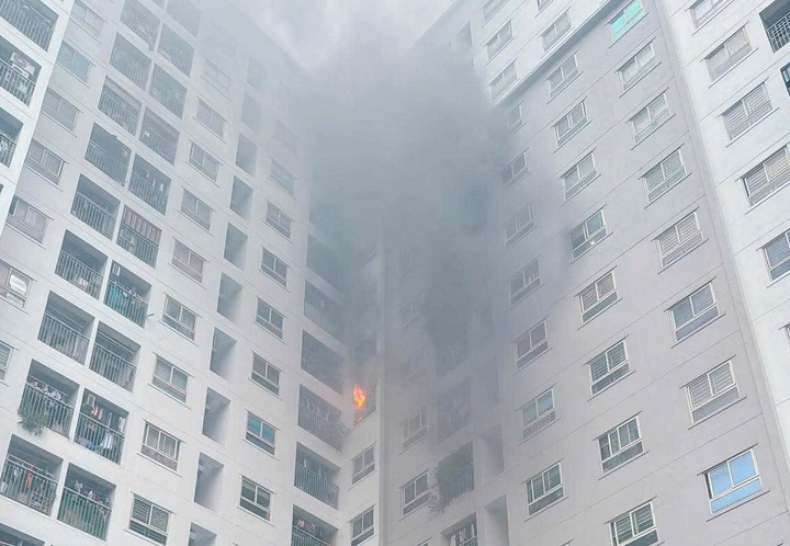 Cháy căn hộ chung cư Ecohome 2, nhiều cư dân hoảng hốt tháo chạy