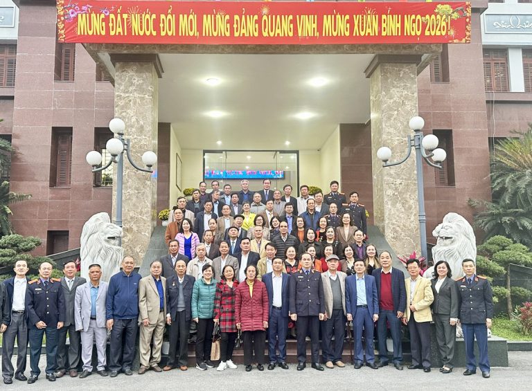 VKSND khu vực 2- Quảng Ninh, trao quà Tết cho học sinh nhận đỡ đầu