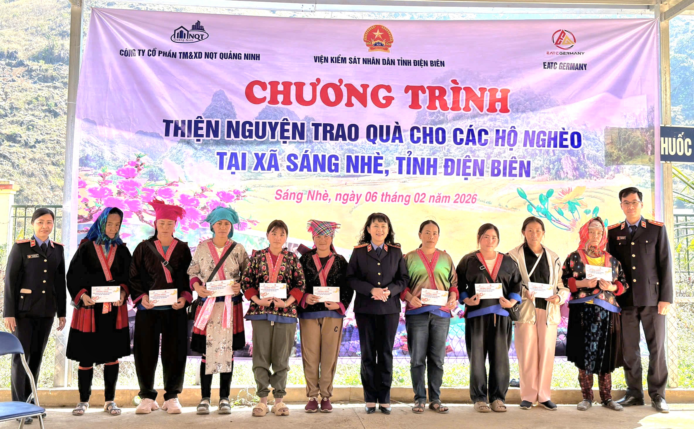 VKSND tỉnh Điện Biên tặng đèn đường và trao quà Tết cho người dân Sáng Nhè