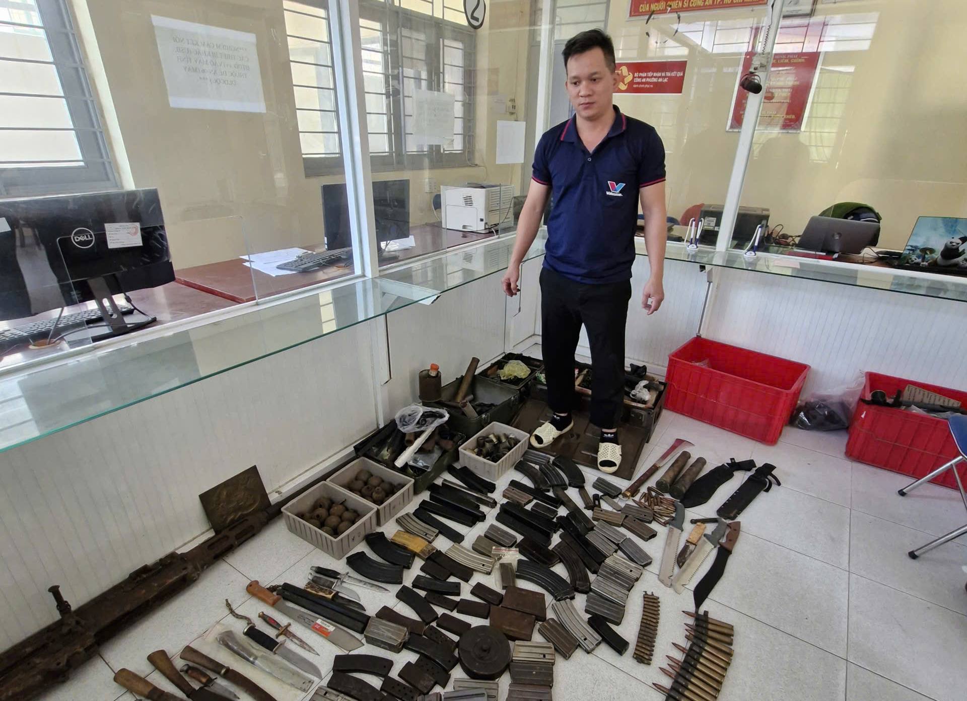 Khởi tố người đàn ông tàng trữ, mua bán vũ khí quân dụng với số lượng lớn