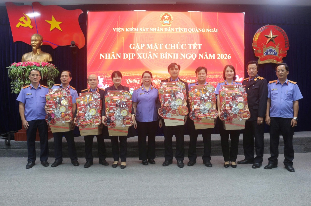 VKSND tỉnh Quảng Ngãi thăm, tặng quà Tết cán bộ hưu trí và các VKSND khu vực