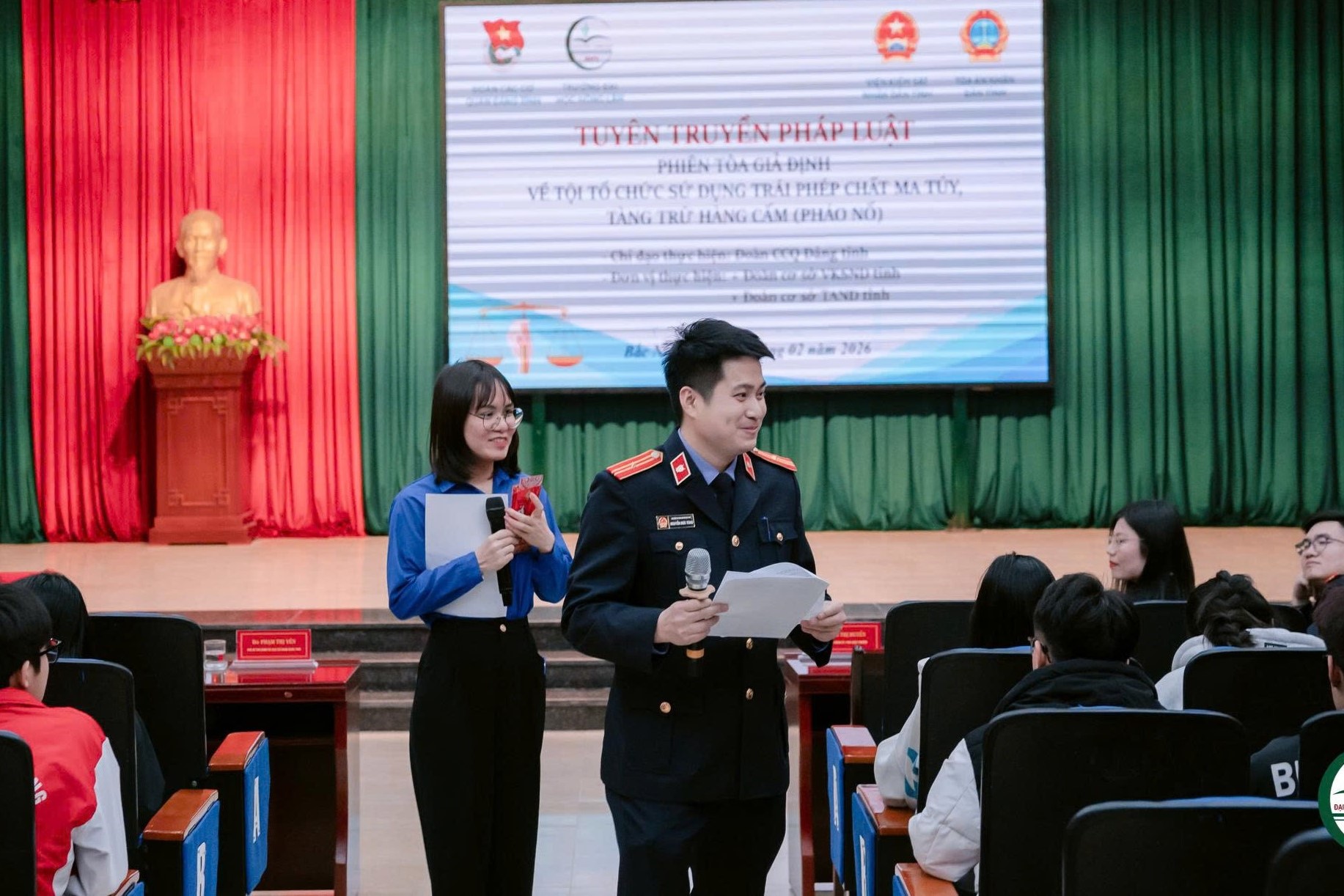 Đoàn cơ sở VKSND tỉnh Bắc Ninh tuyên truyền pháp luật tại Trường Đại học Nông Lâm Bắc Giang