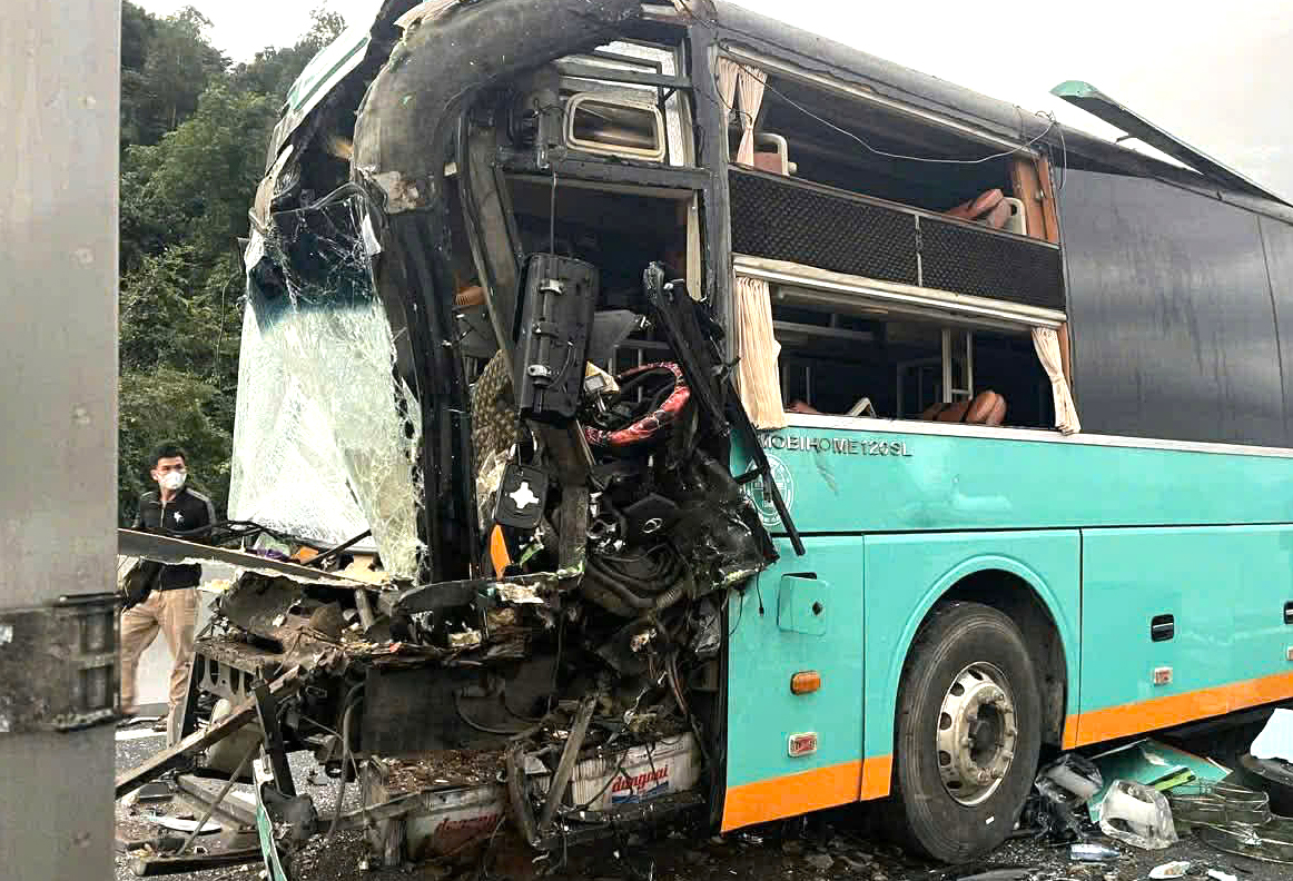 Tai nạn liên hoàn trên cao tốc Vân Phong - Nha Trang, tài xế xe khách mắc kẹt trong cabin