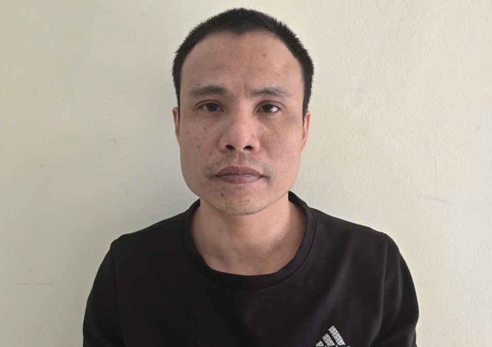 Vận động đối tượng truy nã từ Campuchia về đầu thú