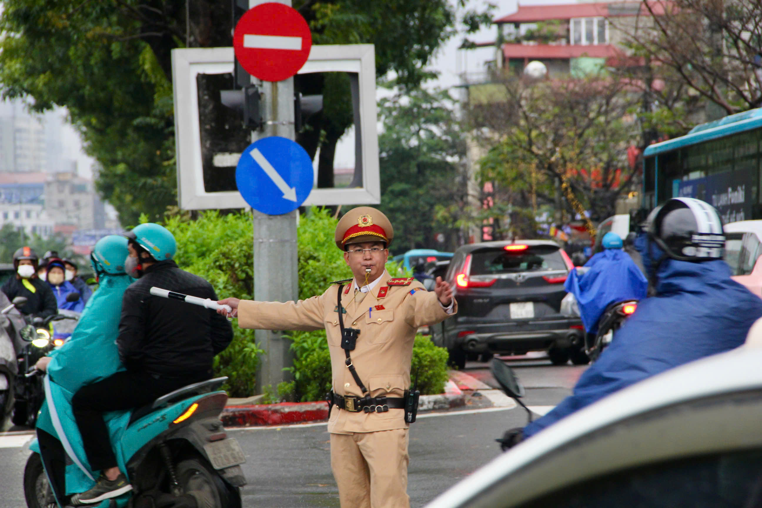 CSGT Hà Nội căng mình phân luồng trong mưa rét ngày cận Tết