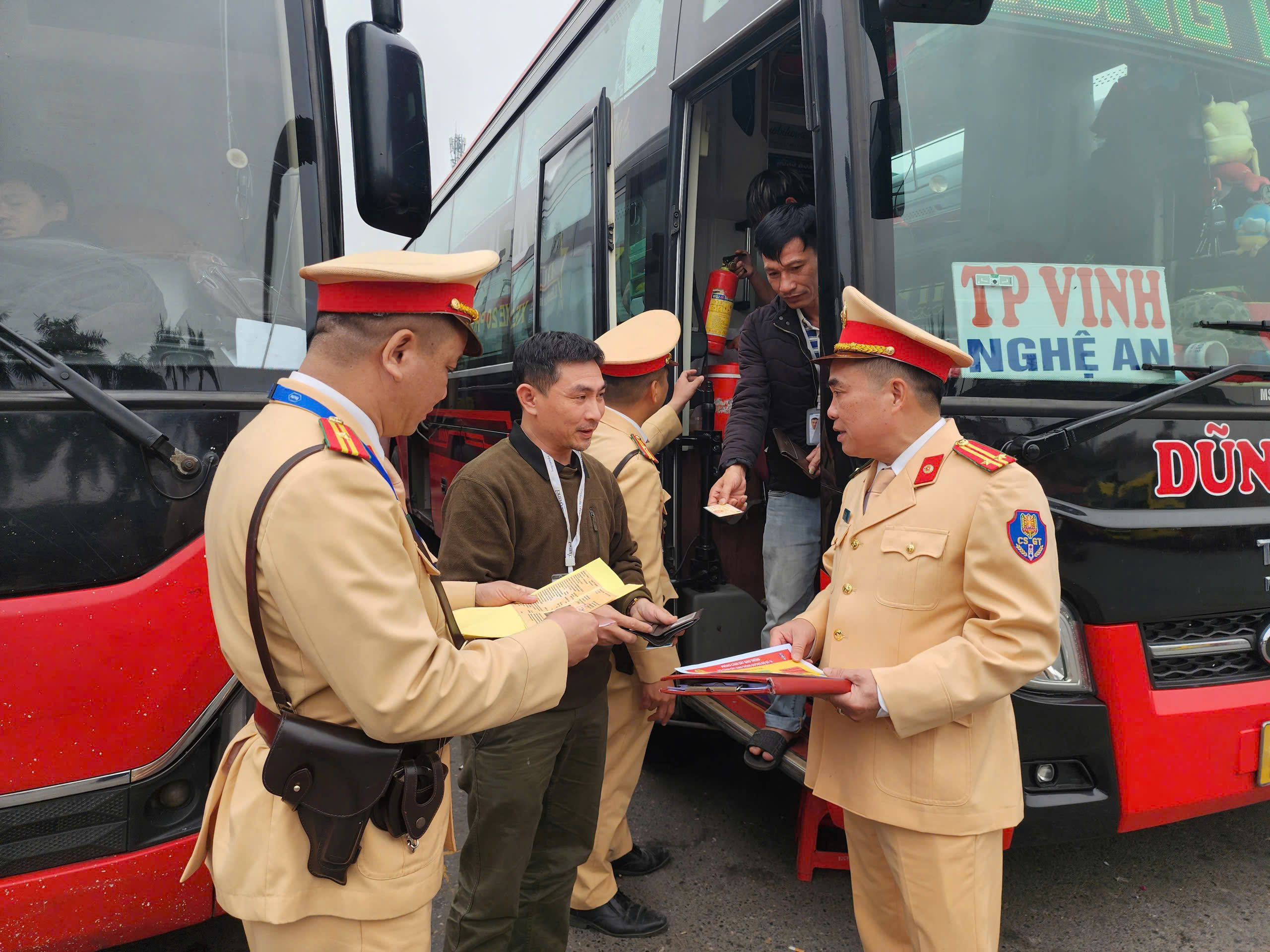 Hà Nội siết chặt quản lý vận tải hành khách dịp cận Tết