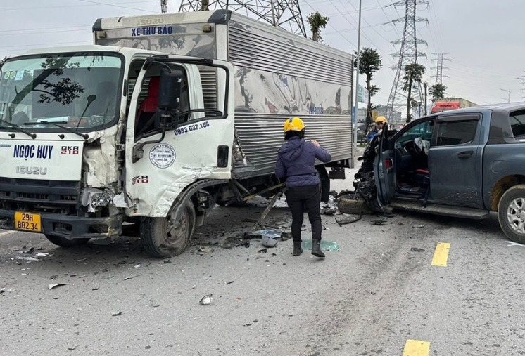 Va chạm liên hoàn tại phường Hoàng Mai, ô tô bán tải bị biến dạng