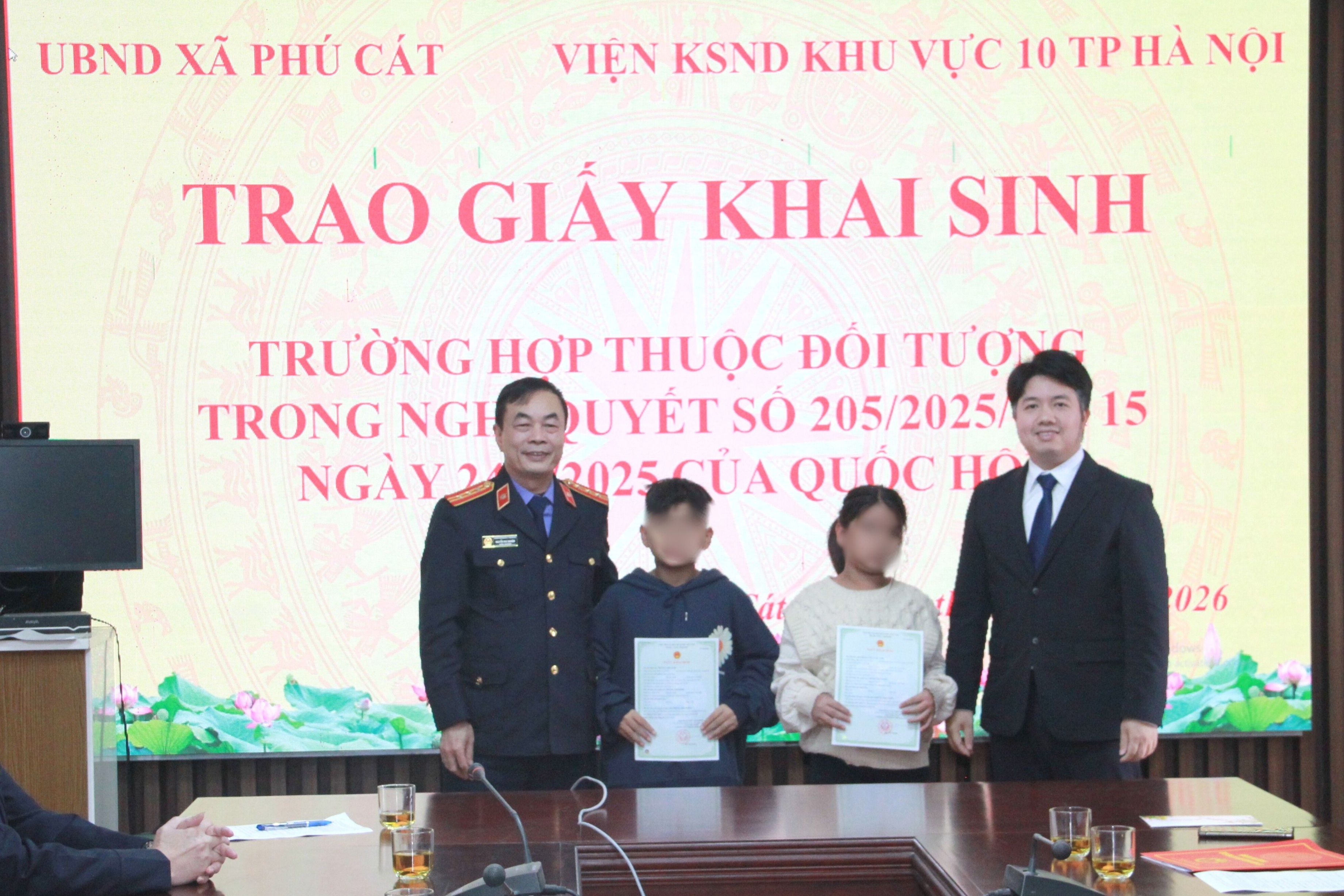 VKSND khu vực 10 - Hà Nội phối hợp trao Giấy khai sinh cho 2 trẻ em yếu thế