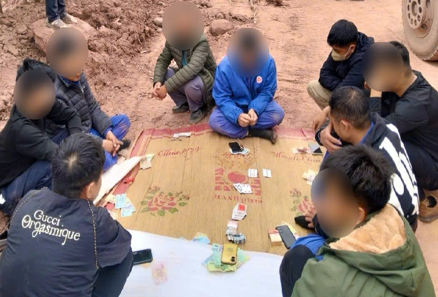 Bắt quả tang 9 đối tượng đánh “liêng” ăn tiền tại bãi đất trống