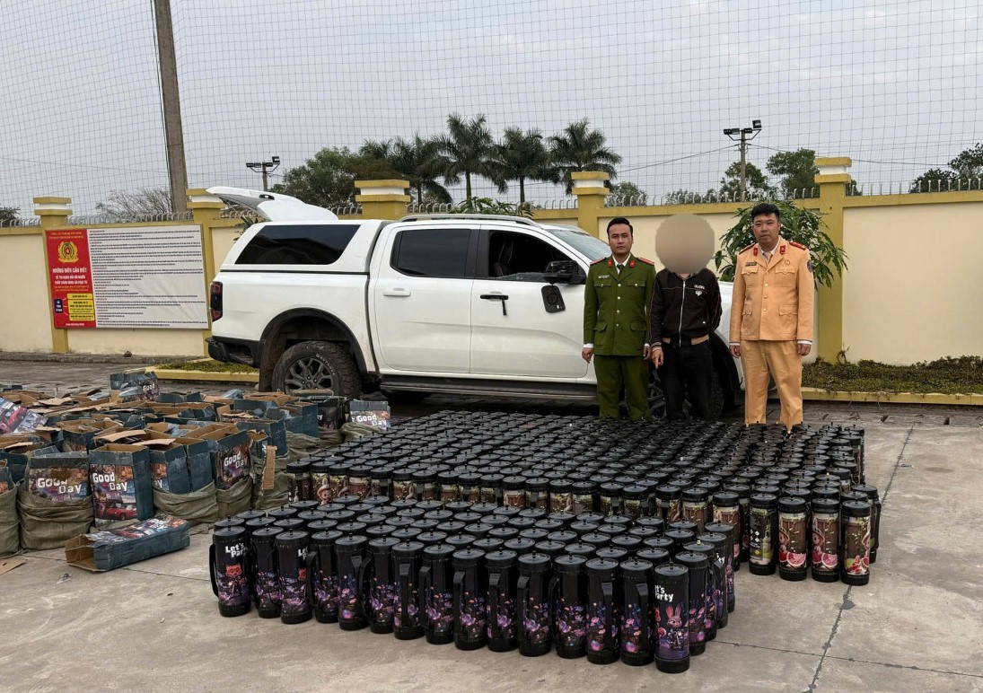 Chặn xe bán tải chở 390 bình “khí cười” dịp giáp Tết