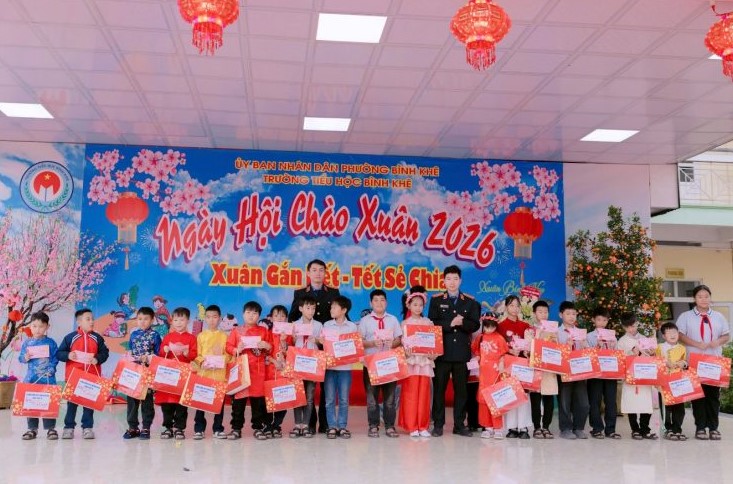 VKSND khu vực 5 – Quảng Ninh trao quà Tết, nhận đỡ đầu học sinh khó khăn