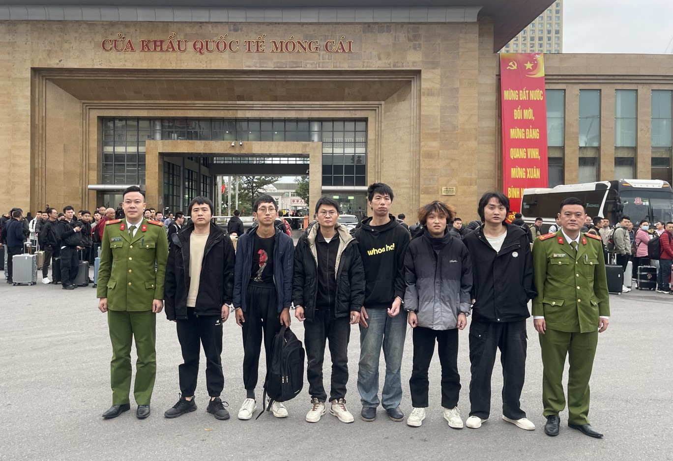 Trao trả 6 người Trung Quốc nhập cảnh trái phép qua Cửa khẩu Quốc tế Móng Cái