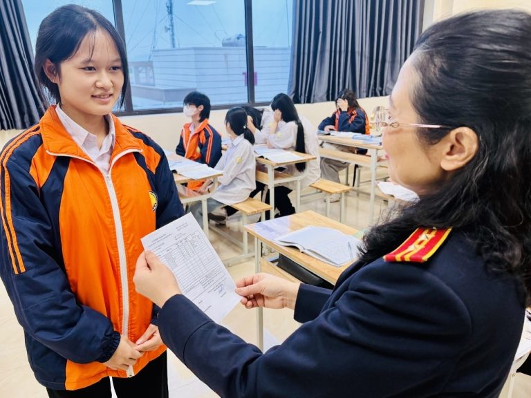 VKSND tỉnh Quảng Ninh thăm, tặng quà học sinh nhận đỡ đầu trước Tết Bính Ngọ 2026