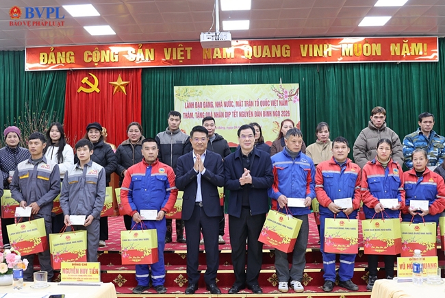 Viện trưởng Nguyễn Huy Tiến thăm, tặng quà dịp Tết Nguyên đán Bính Ngọ 2026 tại tỉnh Cao Bằng