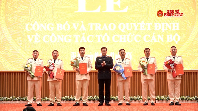 VKSND tối cao công bố, trao quyết định bổ nhiệm cán bộ và Điều tra viên các ngạch