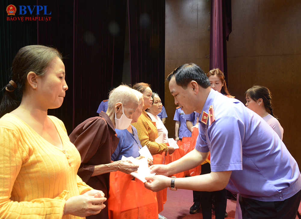 Viện trưởng VKSND TP Hồ Chí Minh Lê Văn Đông thăm, chúc Tết và tặng quà bà con trên địa bàn