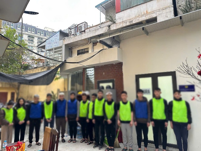 Tạm giữ nhóm đối tượng sử dụng bình xịt hơi cay, súng bắn pháo diêm đuổi đánh nhau