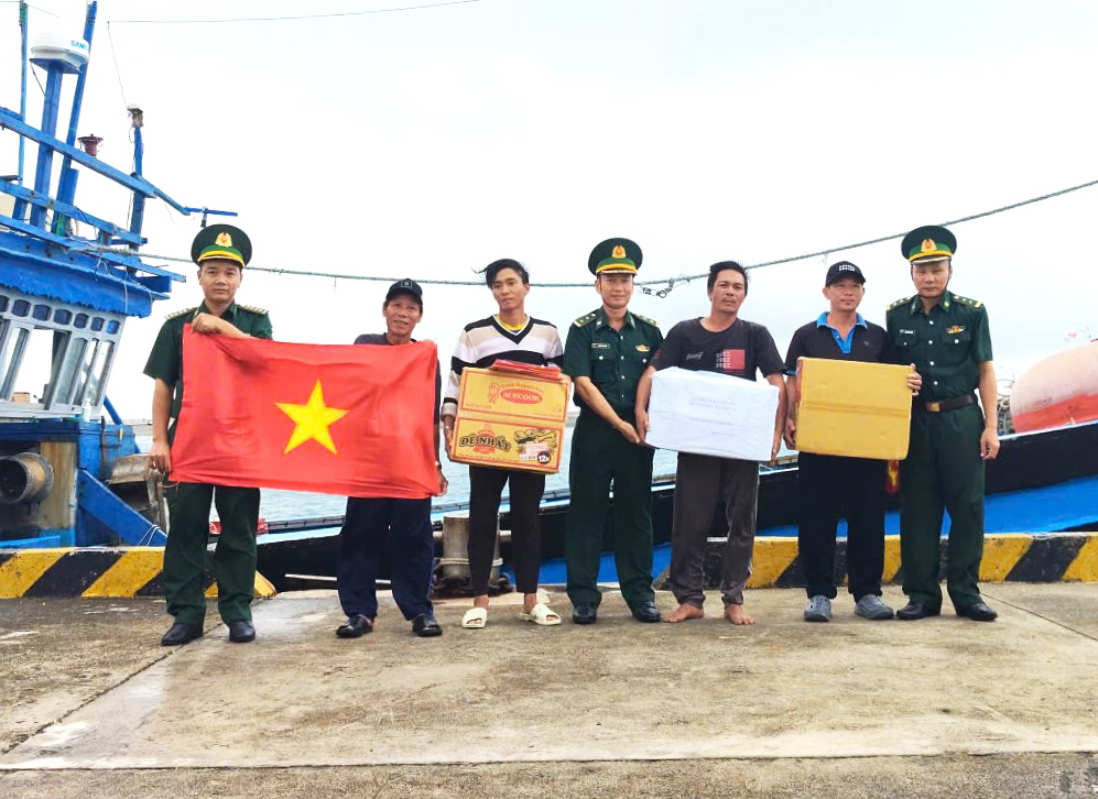 Đồn Biên phòng Trường Sa tặng quà cho ngư dân vào tránh trú và ăn Tết tại đảo