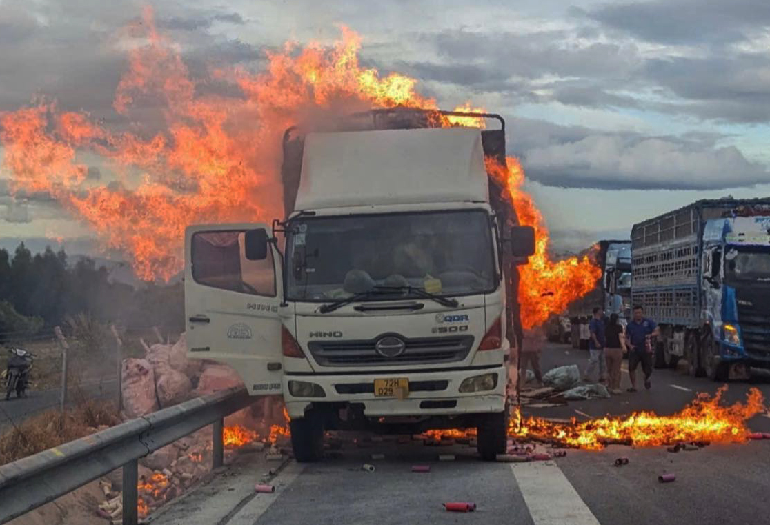 Video xe tải bốc cháy ngùn ngụt trên cao tốc Vĩnh Hảo - Phan Thiết