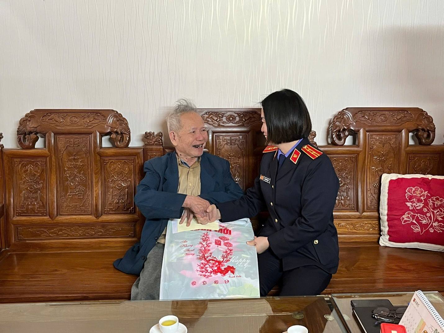 VKSND khu vực 10 và 11 - Hải Phòng thăm, chúc Tết cán bộ hưu trí