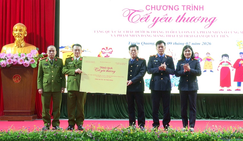 Mang “Tết yêu thương” đến với các con của phạm nhân tại Trại giam Quyết Tiến