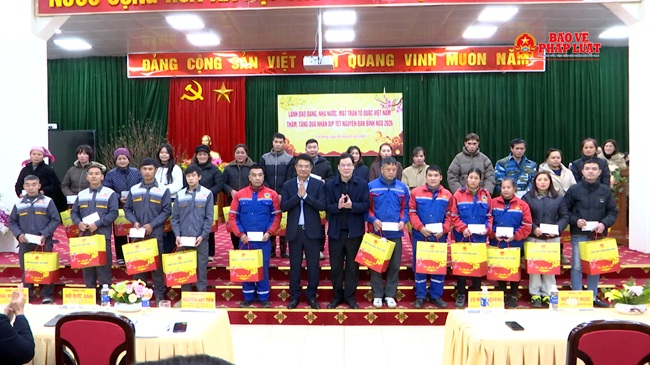 Viện trưởng Nguyễn Huy Tiến thăm, tặng quà dịp Tết Nguyên đán Bính Ngọ 2026 tại tỉnh Cao Bằng