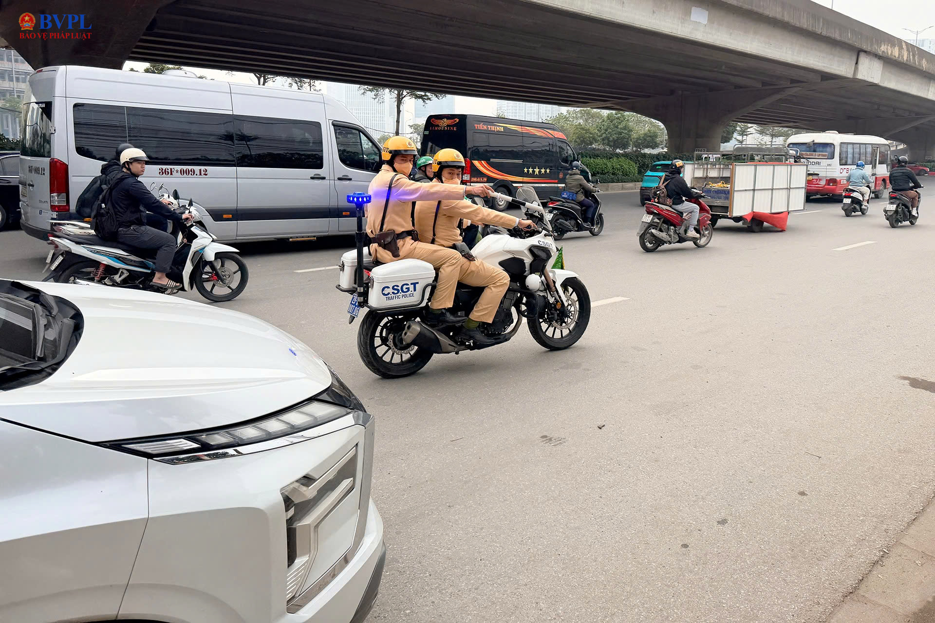 Hà Nội siết kiểm soát xe “tiện chuyến”, xử lý dừng đỗ, xe chở quá người dịp Tết