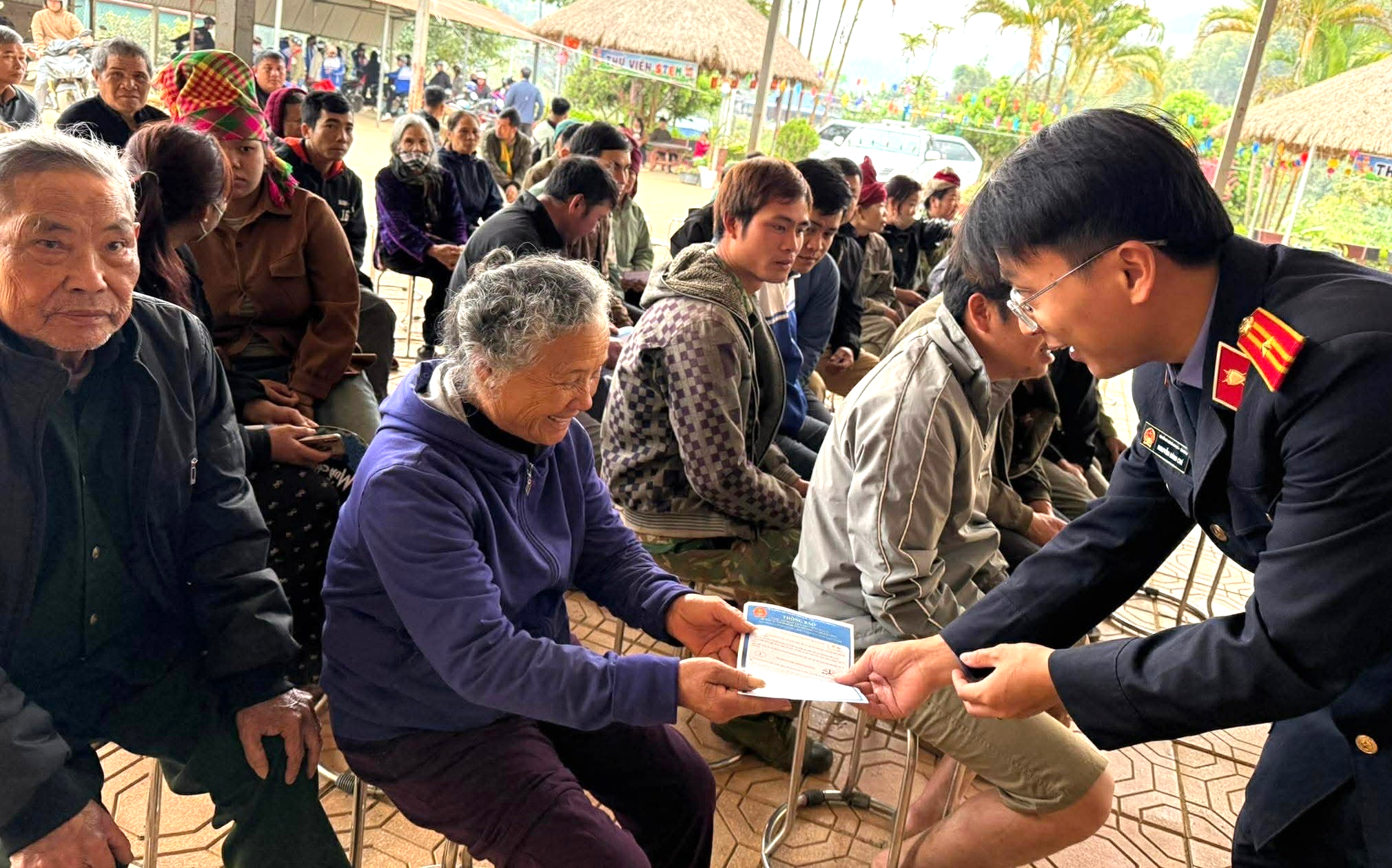 Tuyên truyền Nghị quyết 205 của Quốc hội và tặng quà hộ nghèo tại xã vùng cao, biên giới