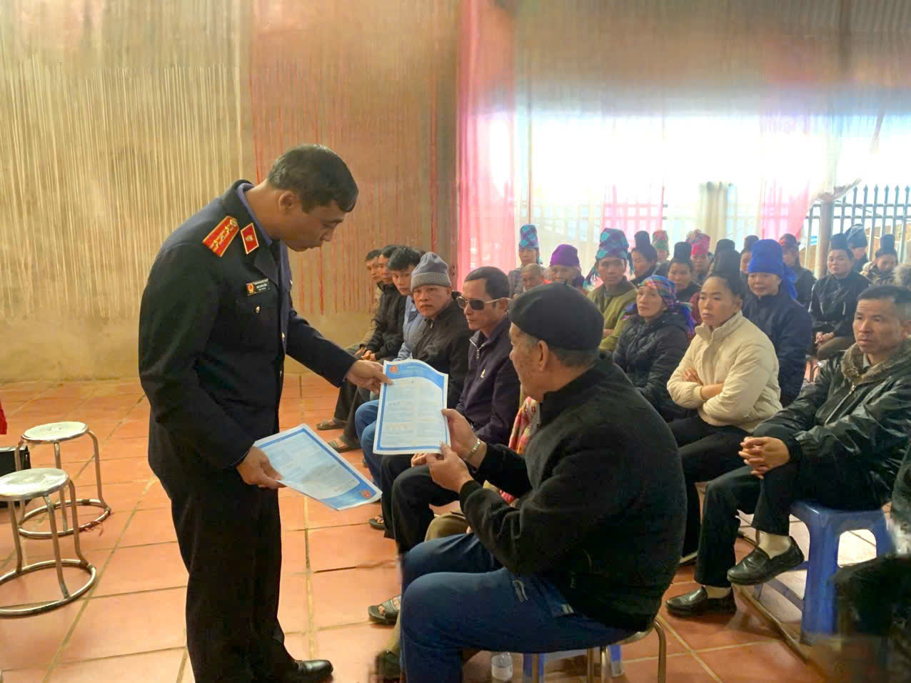 VKSND khu vực 2, tỉnh Sơn La tuyên truyền Nghị quyết số 205 và tặng quà Tết cho người dân