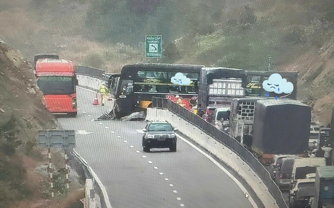 Xe khách mất lái chắn ngang cao tốc, giao thông ách tắc