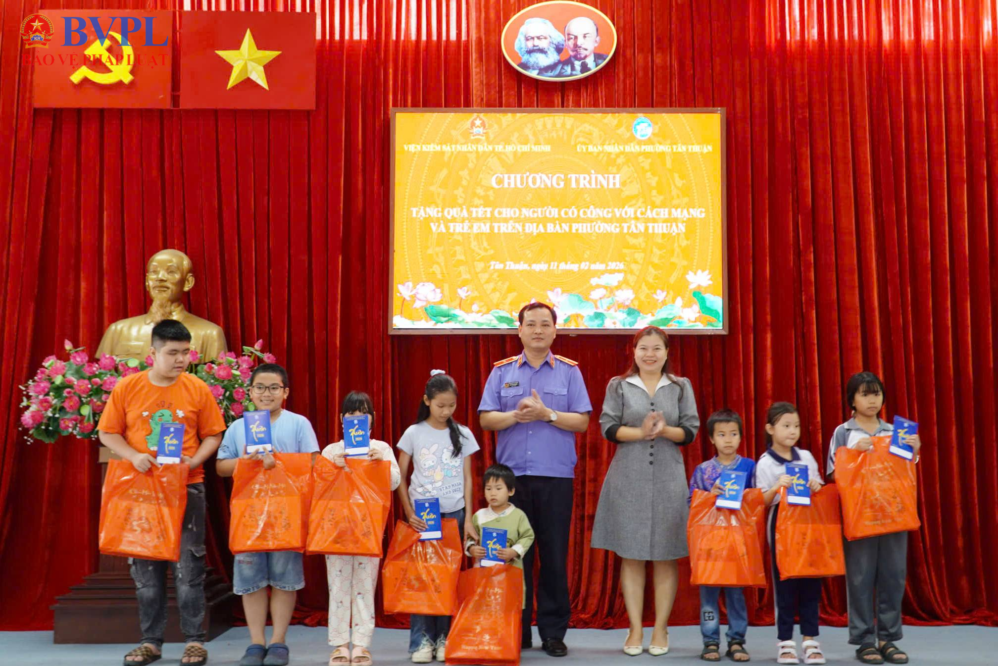 VKSND TP Hồ Chí Minh tặng quà Tết cho người có công và trẻ em ở phường Tân Thuận