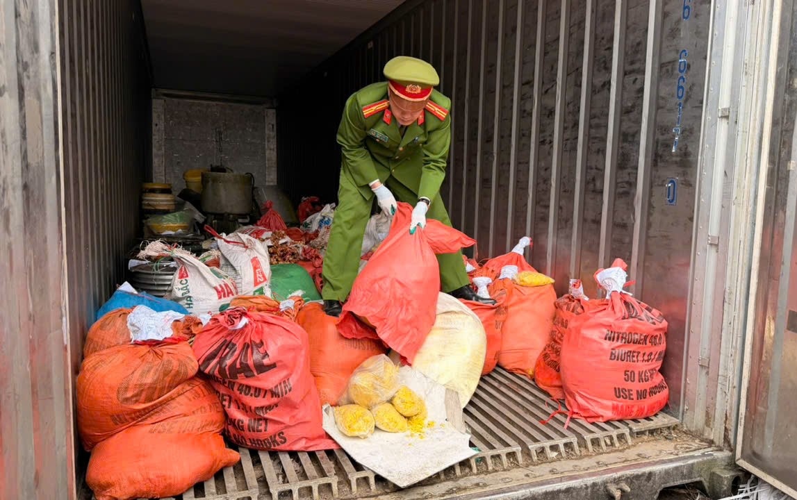 Khởi tố đối tượng trộn chất gây ung thư vào riềng tươi bán cho người dân